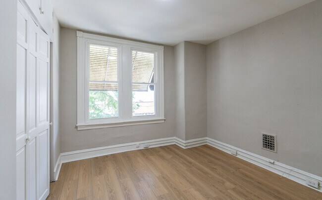 Building Photo - Newly Rehabbed beauty