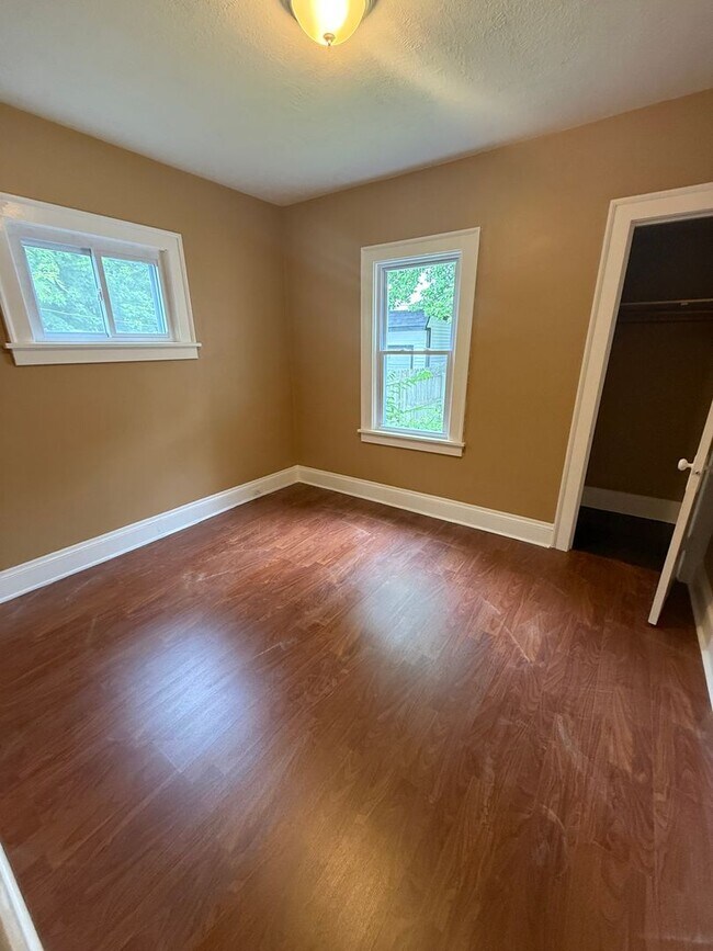 Building Photo - Lee/Harvard single home Water/Sewer included