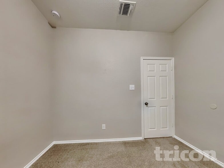 Building Photo - 9914 Hawk Village