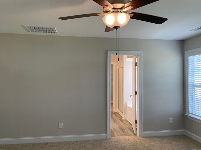 Building Photo - AMAZING LOCATION, Fantastic 4 Bed Home, in...