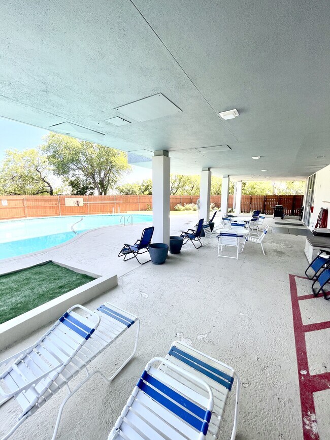 Building Photo - 7039 San Pedro Ave