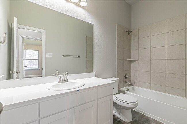 Building Photo - 422 Oleander Dr