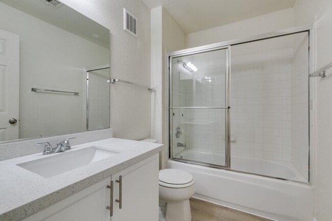 Building Photo - 3 Bedroom Townhouse with attached garage i...