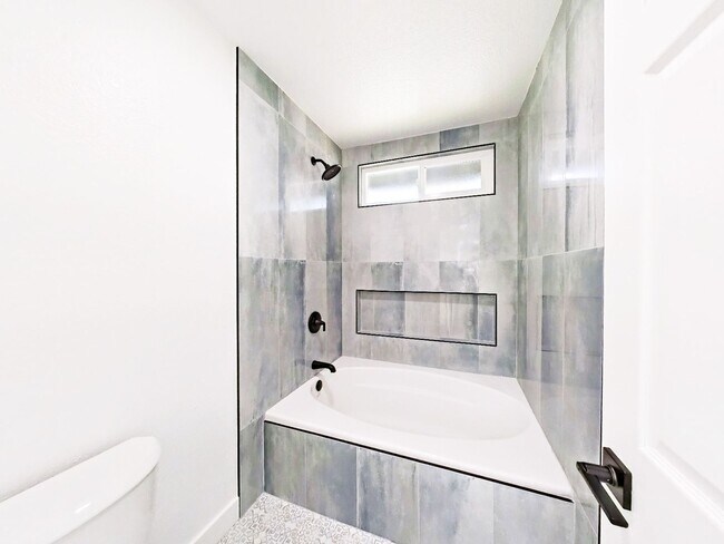 Building Photo - Beautifully remodeled 3 bed / 2.5 bathroom...
