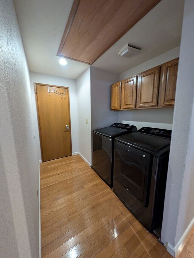 Building Photo - Tracyton Stunner! Available Now! 1/3 Acre FULLY Fenced.