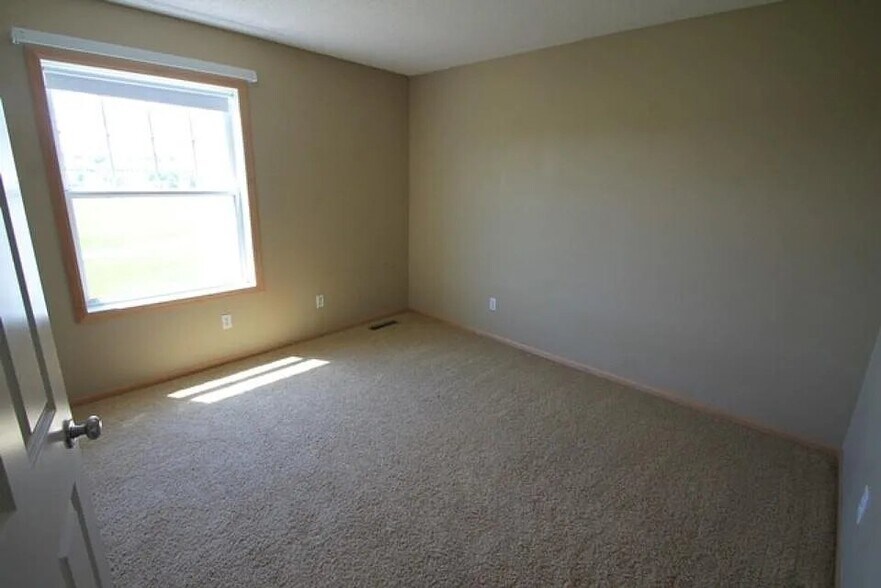 Building Photo - 8487 Jonquil Ln N