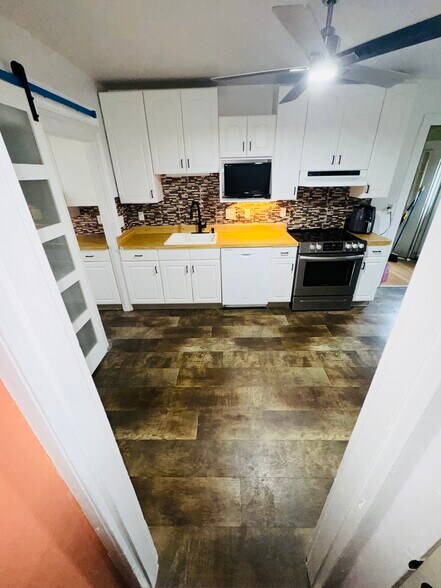 Kitchen entrance - 412 Pearl Lake Rd