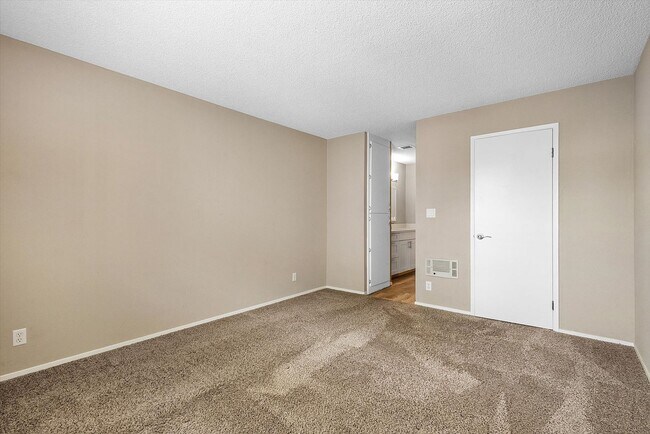 Building Photo - 960 Shorepoint Ct