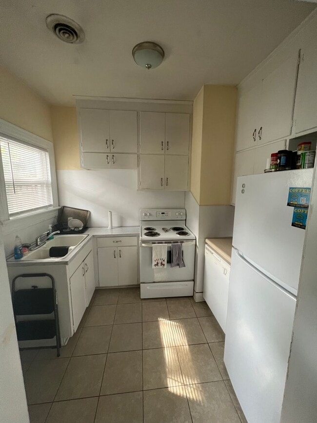 Building Photo - 2 bedroom Grid House for rent!