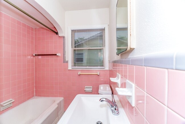 Building Photo - TERRELL HEIGHTS DUPLEX - ALAMO HEIGHTS I.S.D.