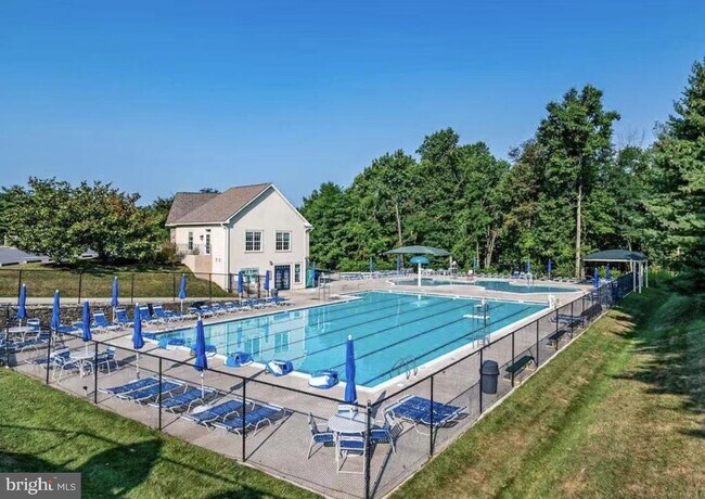 Building Photo - 2229 Merion Pond