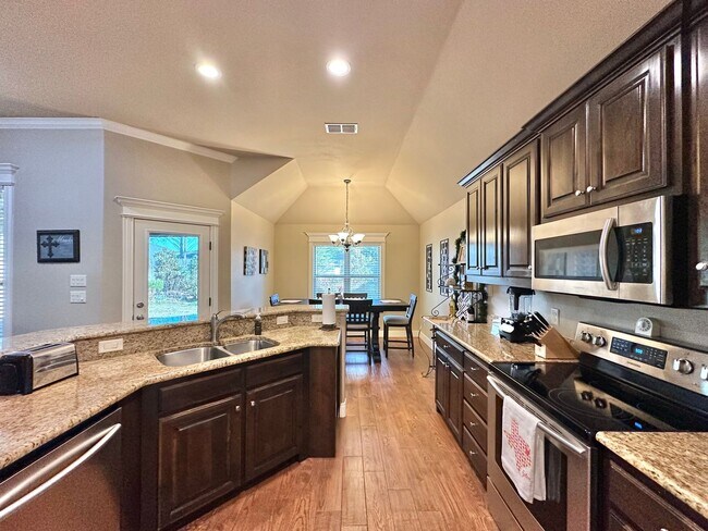 Building Photo - Stunning 3 Bed 2 Bath in Flint!