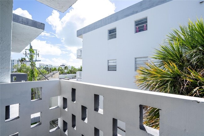 Building Photo - 1986 Biarritz Dr