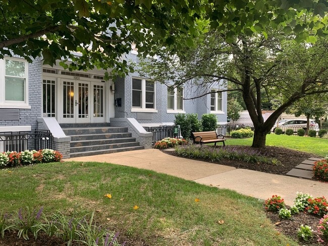 Building Photo - DC Studio in "Old City"  - Furnished!! Murphy bed & small sofa.