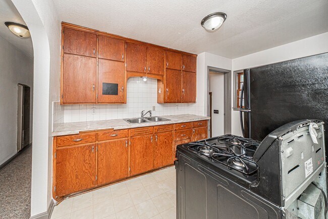 Building Photo - 411 W 5th St