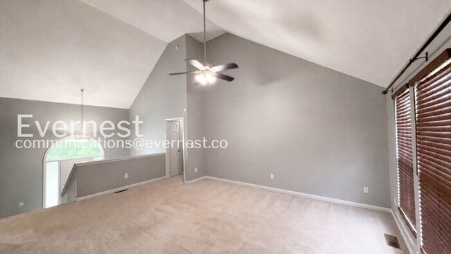 Building Photo - 5 Bed, 3 Bath Home with Fenced Yard & Garage / Pet-Friendly / Available Now!