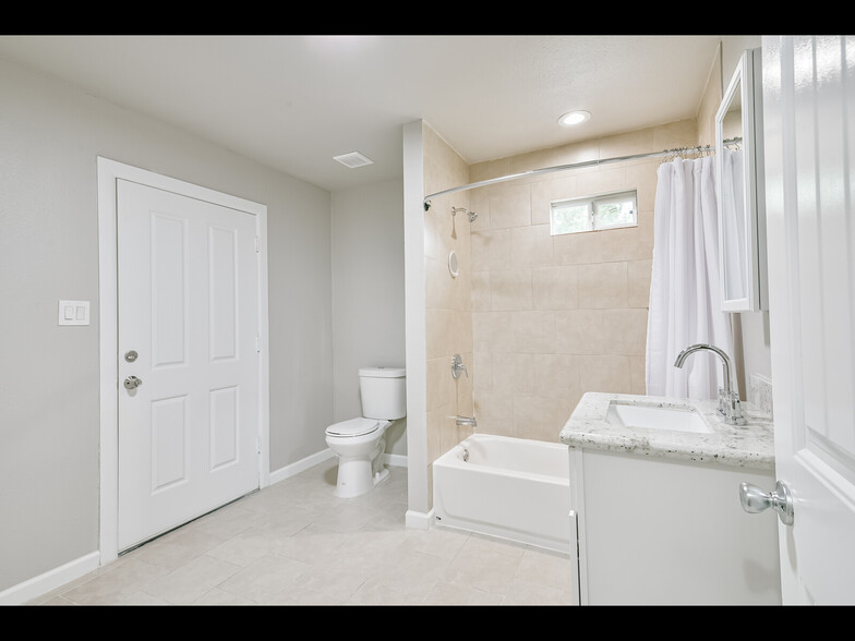 Unit 2 Bathroom - 5017 Boicewood St