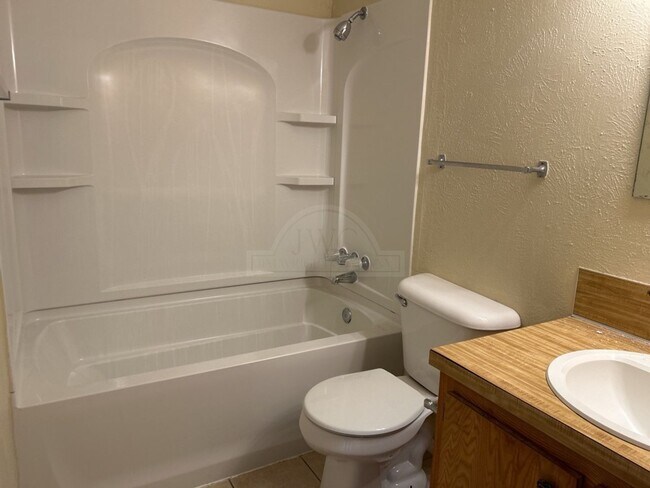 Building Photo - 2207 Cascade Dr