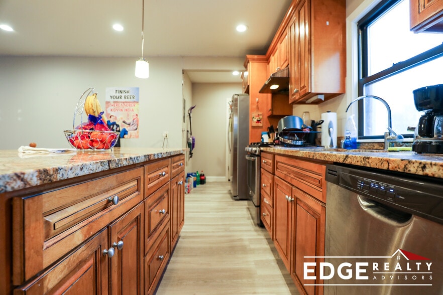 Building Photo - 10 Glenville Ave