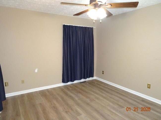 Building Photo - 4 bedrooms 2.5 bathrooms Single Family Home for Rent