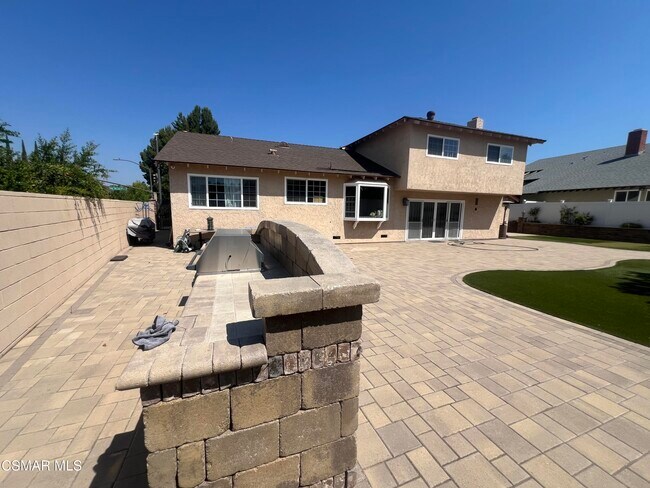 Building Photo - 334 W Avenida De Las Flores