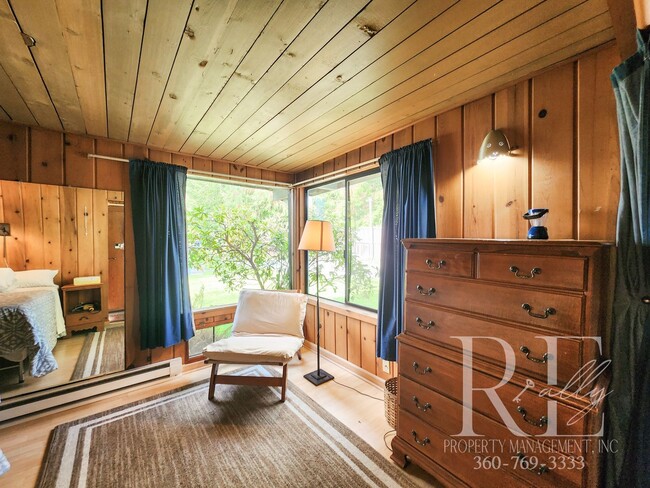 Building Photo - Seasonal Escape on Serene No-Bank Waterfro...