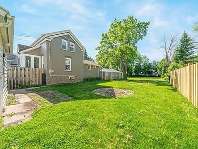 Building Photo - 3 Bed, 1 Bath Single Family Home