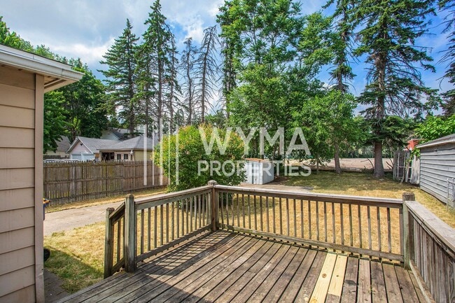 Building Photo - AVAILABLE MID-JULY!! 3 Bedroom, 1.5 Single...