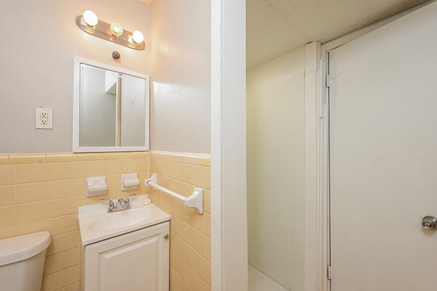 Building Photo - 2407 Oakridge Ct