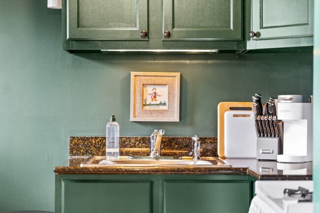 Building Photo - 927 W Oakdale Ave