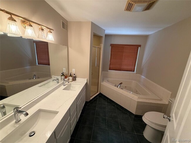 Building Photo - 27424 Rosewood Ct