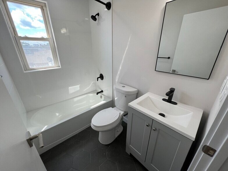 Building Photo - 7 Transit St