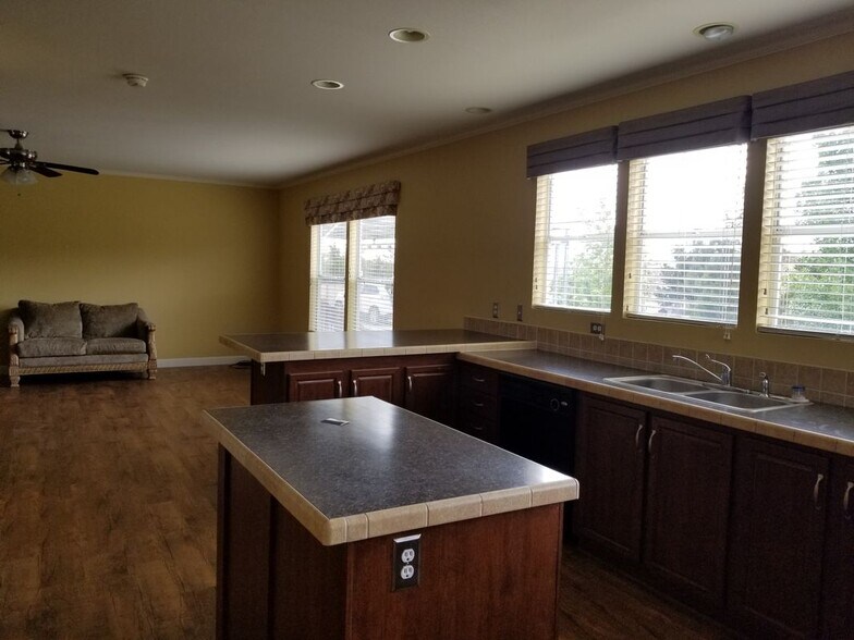 Building Photo - 5825 Rockview Rd