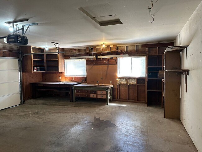 Building Photo - Large 3 bedroom 2.5 bath duplex with a gar...