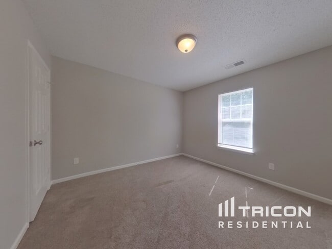 Building Photo - 825 Raindrops Rd