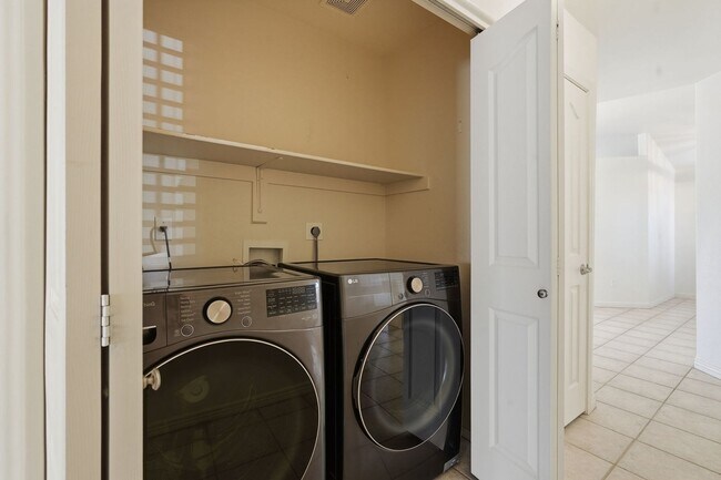 Building Photo - Four beds! Gilbert Location!