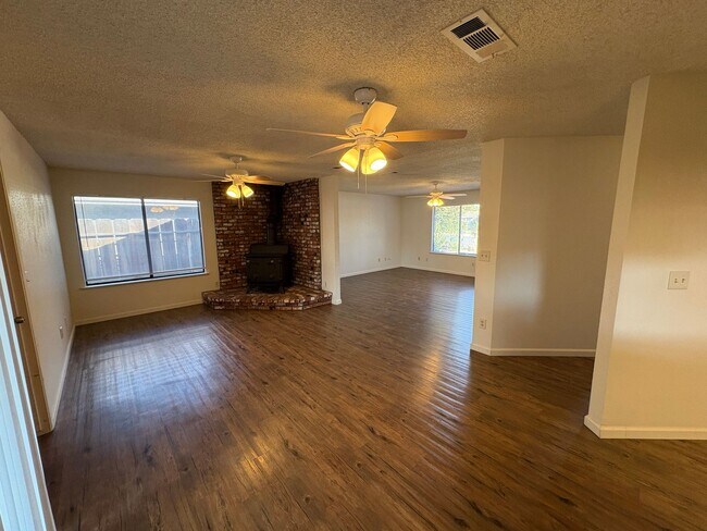 Building Photo - 636 Ramblewood Ct