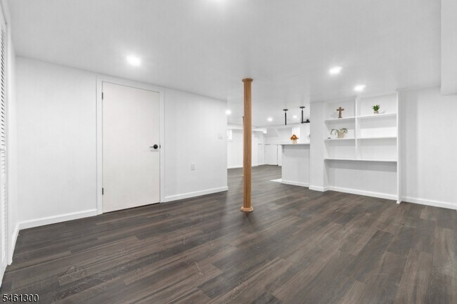 Building Photo - 656 Park Ave