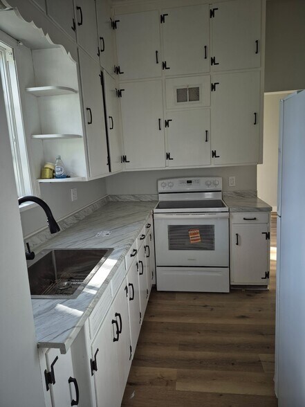 Building Photo - 403 Hopley Ave