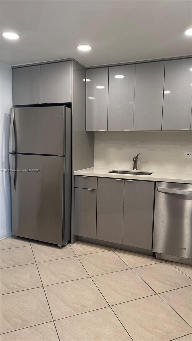 Building Photo - 905 Brickell Bay Dr