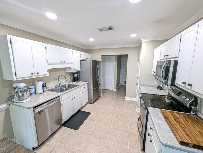 Building Photo - 437 Bridgewater Ct