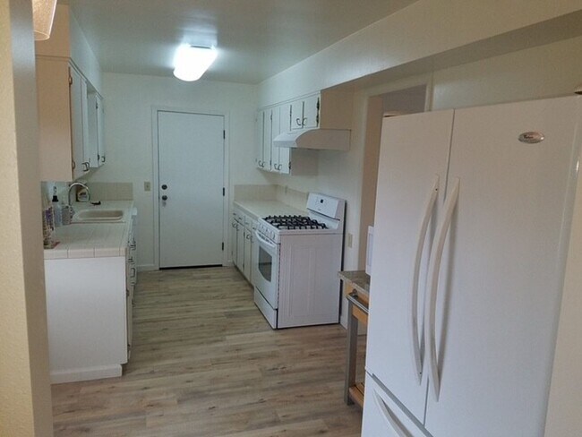 Building Photo - Spacious 4 Bedroom, 2 Bathroom Jacksonville Home