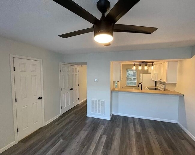 Building Photo - 2 Bedroom || 1.5 Bathroom Townhome