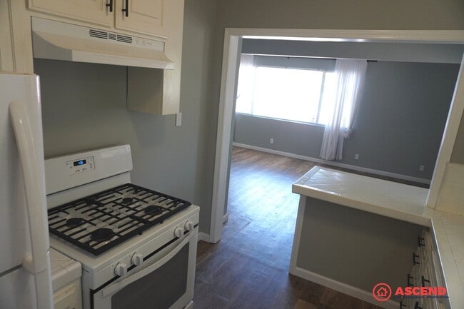 Building Photo - Newly Remodeled in Oildale Area