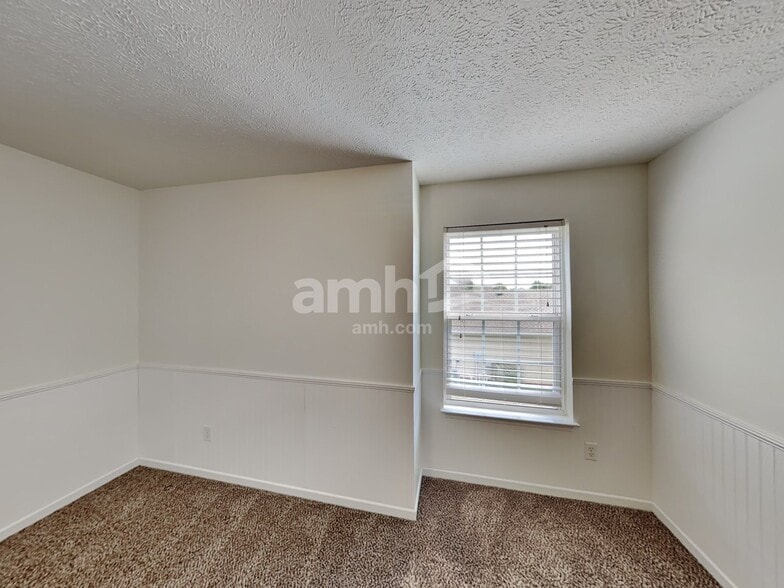 Building Photo - 2126 Burgess Ln