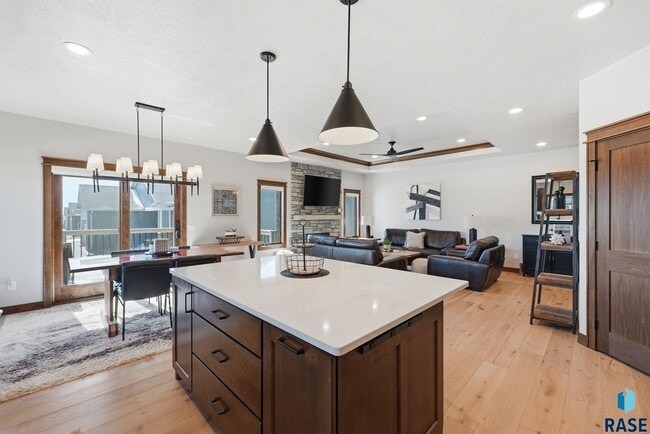 Building Photo - 2701 W Oak Hill Dr