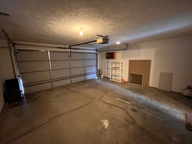 Building Photo - 3 Bedroom Home Available in Feb!