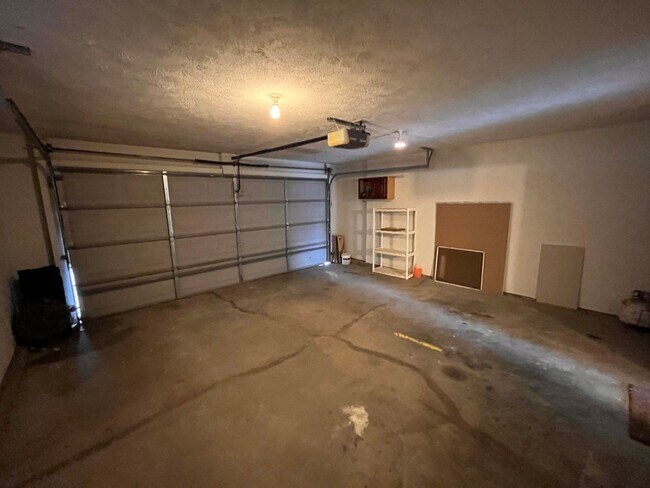 Building Photo - 3 Bedroom Home Available!