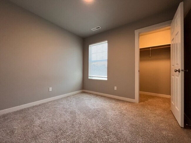 Building Photo - Beautiful Home Tucked In A Great Neighborhood