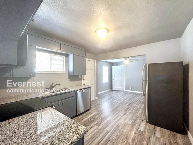 Building Photo - 1607 El Paso St